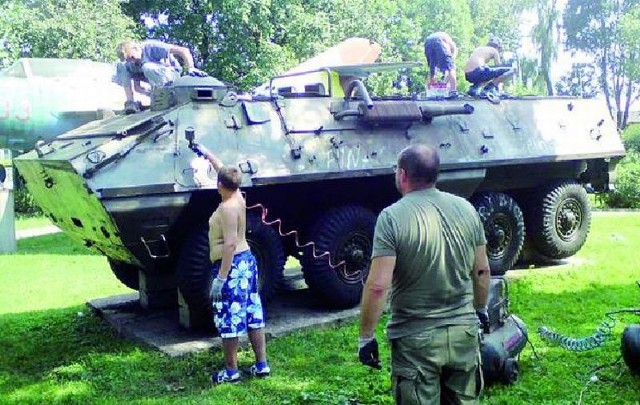 Młodzież z Grajewa chętnie garnęła się do odmalowywania zniszczonego sprzętu wojskowego