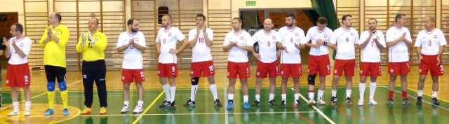 Brawa dla zwycięzców! Reprezentacja Polski księży - na czele z kapitanem Markiem Łosakiem (z lewej) - oddała honor Przyjaciołom Andrzeja Zocha, którzy wygrali mecz 3:2.