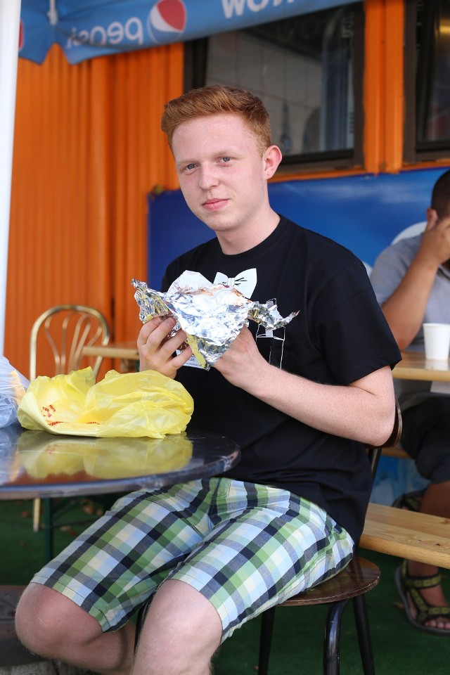 Kebab jest ulubionym daniem z tzw. street foodu. Siegają po niego głównie  młodzi