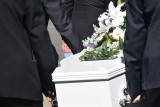 Polacy mają problem z zebraniem pieniędzy na pogrzeb bliskich. Polska Izba Branży Pogrzebowej przedstawiła niepokojące dane