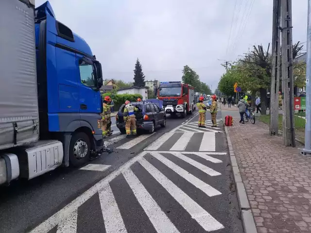 W Stąporkowie  ciężarówka uderzyła w hyundaia. W osobówce rozszczelniła się instalacja gazowa.