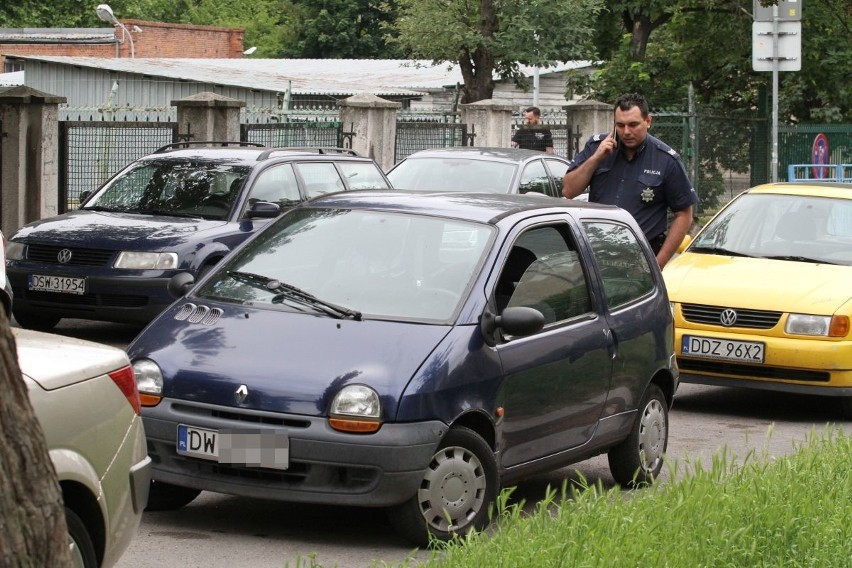 Kobieta w renault wjechała w zaparkowany samochód. Była pijana (ZDJĘCIA)