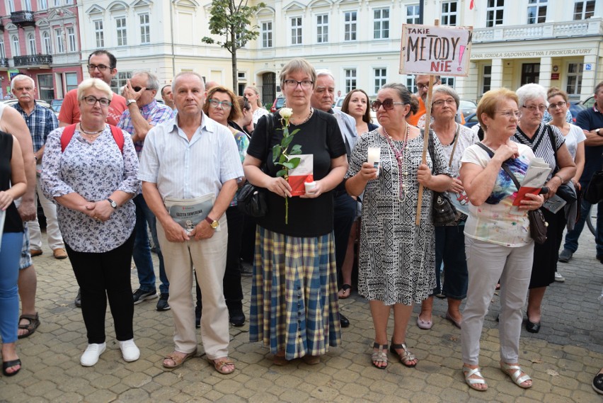 Kolejna manifestacja KOD przed lubelskim sądem. Uczestniczyła w niej Henryka Krzywonos (ZDJĘCIA)