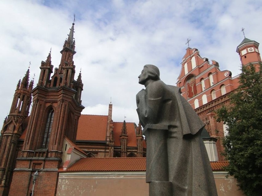 Pomnik Adama Mickiewicza obok kościołów św. Anny (po lewej)...