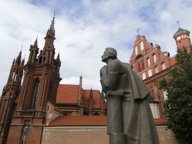 Pomnik Adama Mickiewicza obok kościołów św. Anny (po lewej) i św. Bernarda (po prawej). Ta postać również budzi dyskusje między Litwinami i Polakami. Nie można jednak powiedzieć, że w Wilnie nas nie lubią. Łatwiej może tu tylko o spory co do historii i polityki...