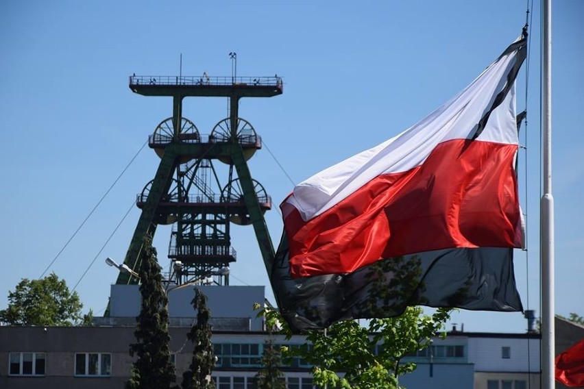 Ostatni górnik z kopalni Zofiówka wciąż pod ziemią. Trwają...