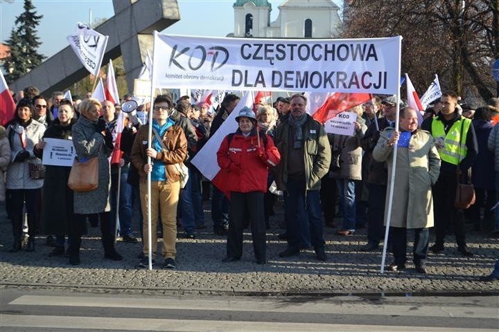 Marsz KOD w Częstochowie: Aleją NMP przeszło ok. tysiąc osób [ZDJĘCIA + WIDEO]