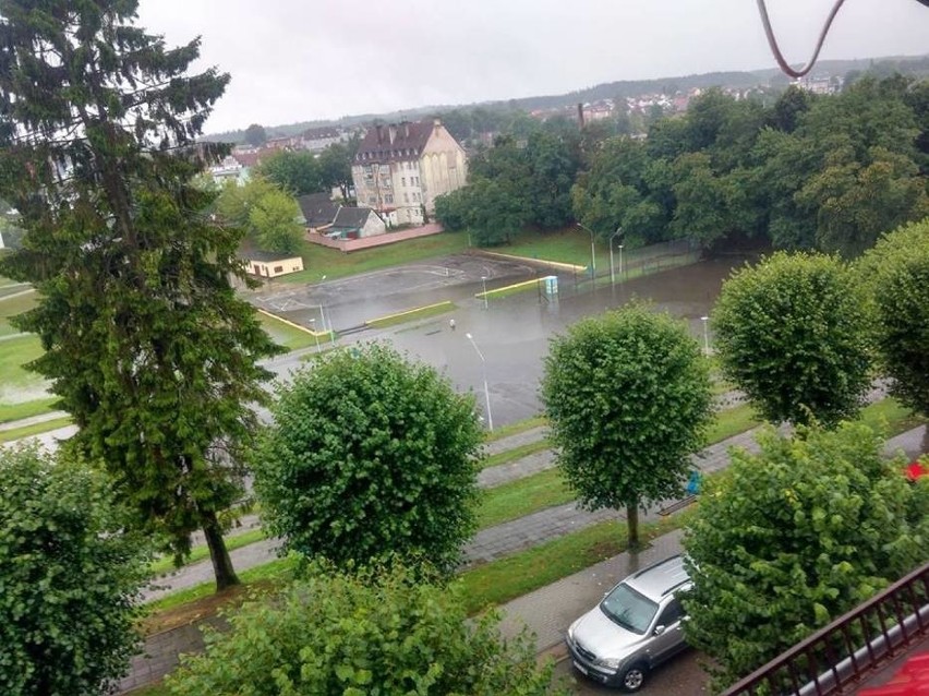 Powódź w Miastku. Silna ulewa zalała ulice. Straż pożarna...