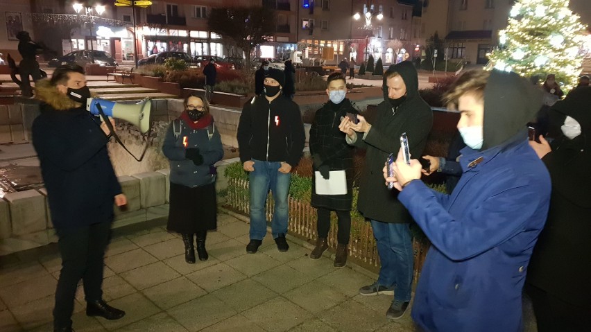 Mieszkańcy Krapkowic wyszli na ulice. Protestowali w ramach strajku kobiet pod komendą policji