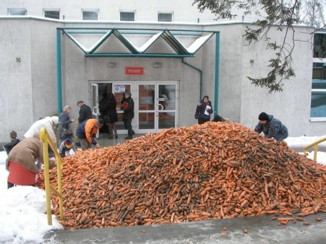 Firma z Choczewka na arenie ogólnopolskiej zasłynęła w lutym 2013 roku, kiedy pod drzwiami Urzędu Skarbowego w Wejherowie wyrzuciła ponad 20 ton marchwi. Był to protest przeciwko wstrzymaniu zwrotu VAT przez urząd. Już wtedy od roku trwały kłopoty przetwórni warzyw