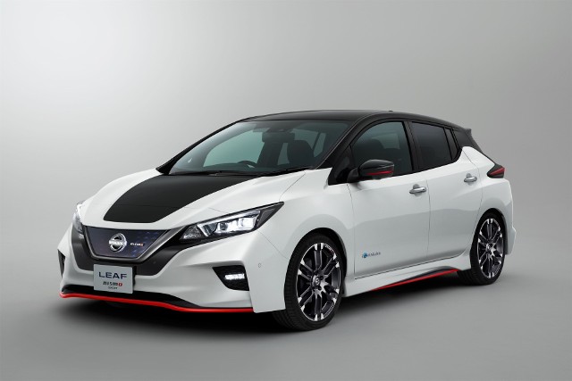 Nissan Leaf Nismo Concept Zasięg nowego Nissana Leaf wydłużył się do 378 km (wg nowego europejskiego cyklu jazdy NEDC) na jednym ładowaniu. Dla tych, którzy chcieliby pokonywać jeszcze dłuższe trasy bez wizyty na stacji ładowania, Nissan wprowadzi do sprzedaży pod koniec przyszłego roku droższą wersję, o zwiększonej mocy i większej pojemności akumulatorów. Wersja ta będzie zapewniała jeszcze większy zasięg, odpowiadając na potrzeby jeszcze bardziej wymagających klientów.Fot. NIssan