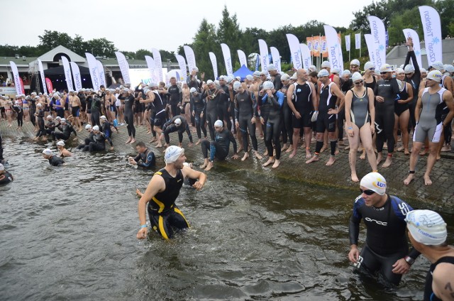 Zawody triathlonowe zawsze rozpoczynają się od pływania