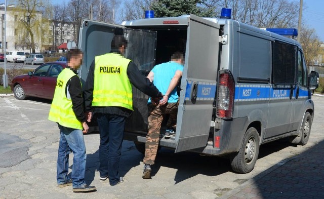 W piątek policjanci doprowadzali zatrzymanych mężczyzn na przesłuchanie do prokuratury.