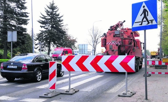 Na wysokości cmentarza - patrząc w kierunku wyjazdu z Koszalina - jest teraz tzw. wąskie gardło, czyli zwężenie  jezdni