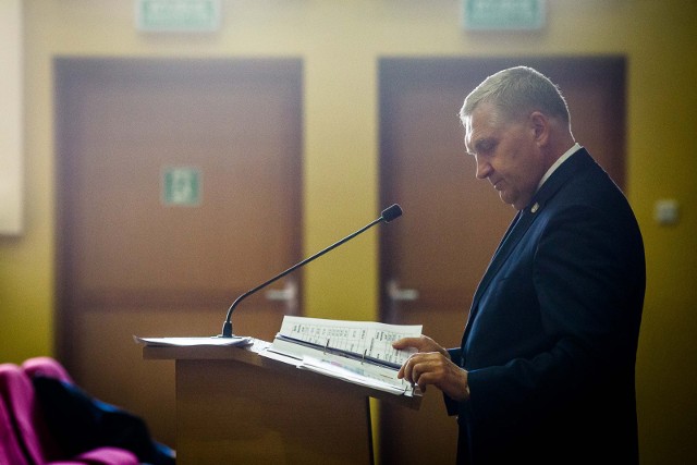 Prezydent Truskolaski czyta sprawozdanie z wykonania budżetu