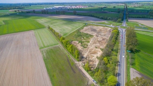 Do terenów jest doprowadzona sieć wodociągowa. W bliskim sąsiedztwie znajdują się także linie energetyczna i gazowa.