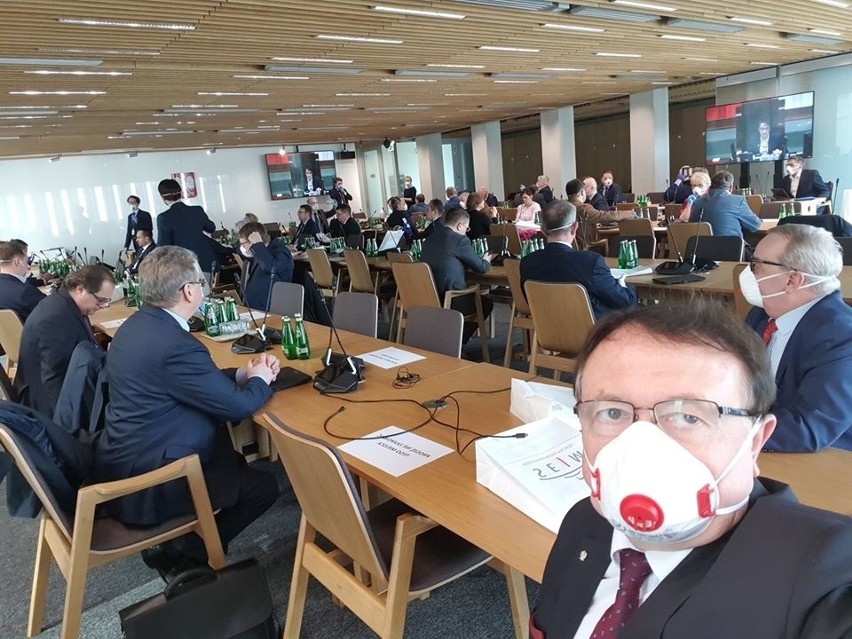 Sądeccy posłowie na obradach Sejmu. Robią sobie selfie w maseczkach [ZDJĘCIA]