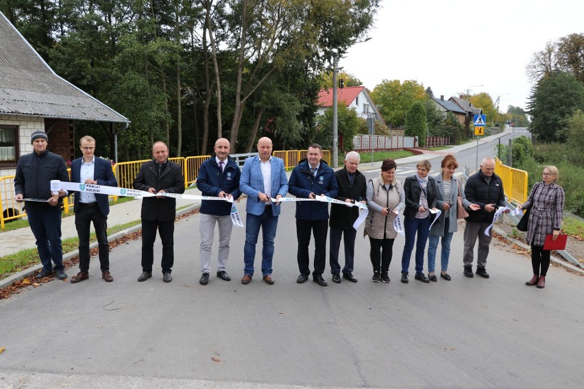 Symboliczne przecięcie wstęgi i otwarcie drogi powiatowej w...