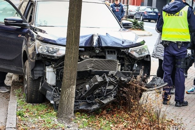 Z nietypowej przyczyny doszło do wypadku w centrum Leszna. Kierowca z Czech stracił panowanie nad pojazdem i uderzył w latarnię.Czytaj dalej i zobacz zdjęcia --->Czytaj też: Karambol w Wielkopolsce. Dziesięć osób poszkodowanych. Dramat na wielkopolskich trasach