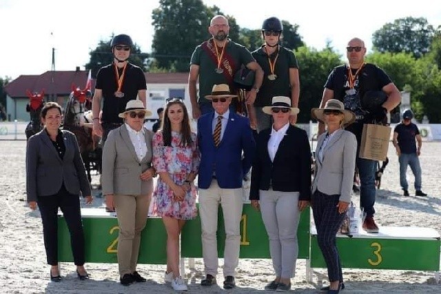 Konie z hodowli Pawła Rostkowskiego nagradzane na mistrzostwach. Hodowcę doceniła też wójt gminy