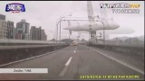 Tajpej, Tajwan. Samolot po starcie zahaczył skrzydłem o wiadukt i runął do rzeki (wideo)