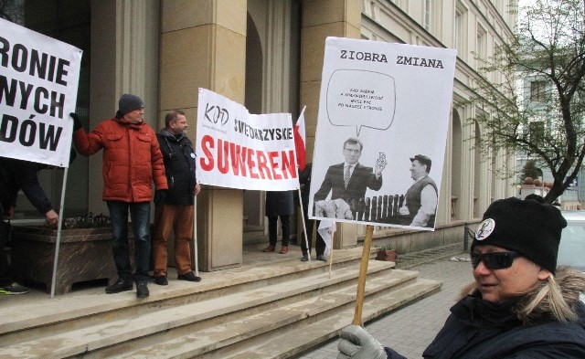 Przed siedzibą Sądu Okręgowego w Kielcach przy ulicy Seminaryjskiej w czwartek w południe zgromadziła się niewielka grupa działaczy Komitetu Obrony Demokracji, by zaprotestować przeciwko reformie sądownictwa.