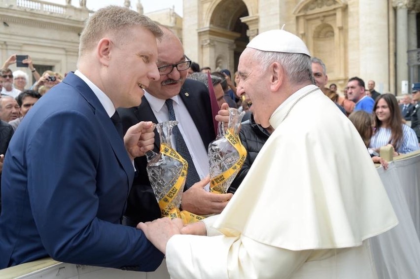 Papież Franciszek otrzymał kryształy z dolnośląskiej huty Julia