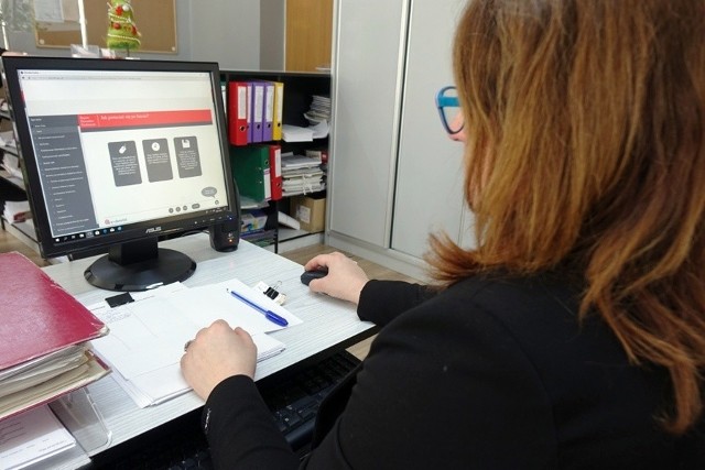 Pracownicy urzędu miasta w Skarżysku-Kamiennej przechodzą e-szkolenie z e-dowodów