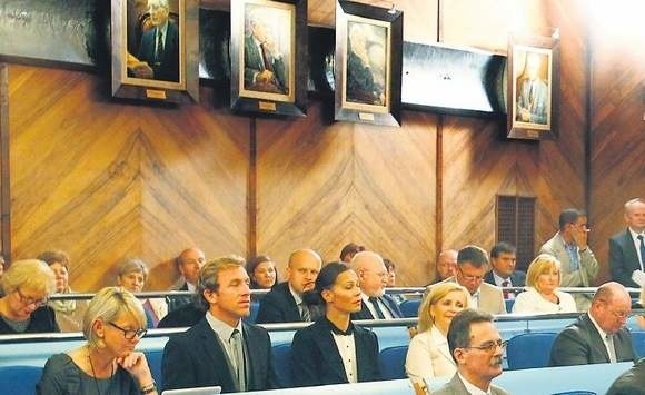 Portretów doczekali się Honorowi Obywatele Szczecina. Można podziwiać je w sali sesyjnej rady miasta.