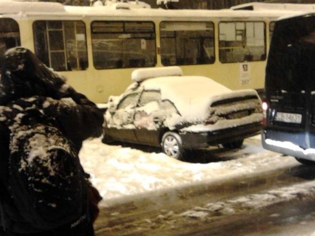 Kolizja na ul. Wyzwolenia. Taksówka zderzyła się z tramwajem.