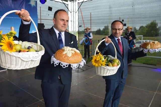 Wójt Paweł Gardy (z lewej) i przewodniczący rady Lucjan Kutyła