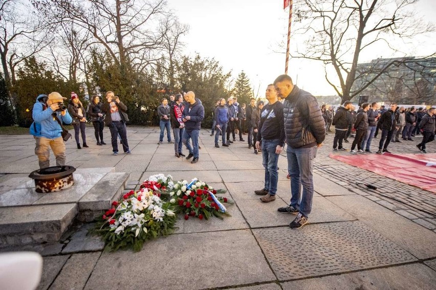 Kilkaset osób wzięło udział w Marszu Zwycięstwa, który w...