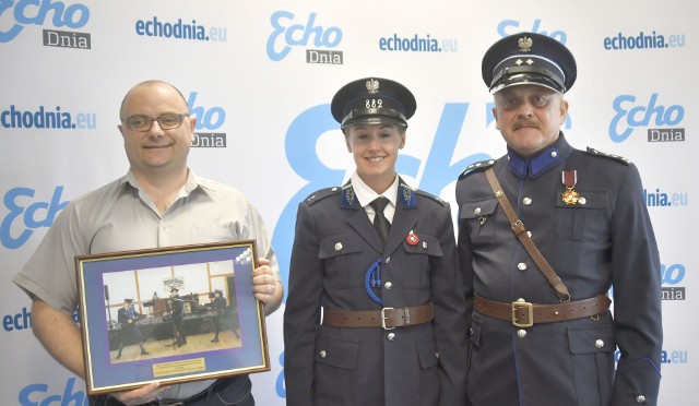 Rekonstruktorzy policyjni: Marta Gajęcka i Paweł Łuk-Murawski (z prawej) z Piotrem Stańczakiem, redaktorem "Echa Dnia" w Radomiu.