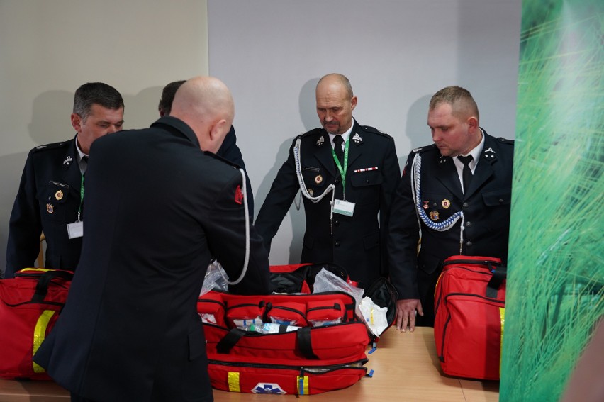 KRUS przekazał torby przedmedyczne dla Ochotniczych Straży Pożarnych z województwa świętokrzyskiego. Jak wygląda zawartość? Zdjęcia i wideo