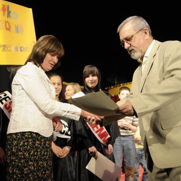 Redakcja "Uczenniczka" ze szkoły podstawowej w Głubczycach - jak wszyscy zwycięzcy konkursu - otrzymała pamiątkowe dyplomy i supernowoczesny aparat fotograficzny. Nagrody wręczał Jan Feusette, dyrektor PBW.