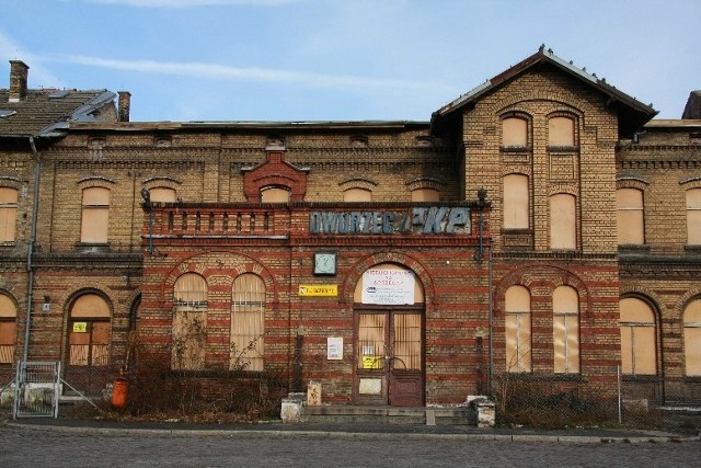 Zabytkowy dworzec znajduje się w fatalnym stanie. Na jego remont nabywca bedzie musiał wydać fortunę.