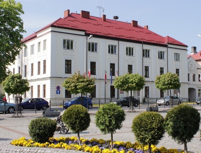 Budynek Urzędu Miasta. Od 1 lutego 1991 roku Nisko było siedzibą Urzędu Rejonowego, który obejmował 8 gmin: Bojanów, Harasiuki, Jarocin, Jeżowe, Krzeszów, Nisko, Rudnik, Ulanów
