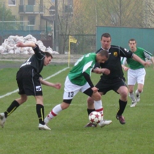 Patryk Pytlak (zielony strój) wypracował trzeciego gola.