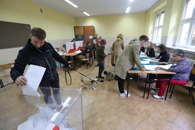 Tak wyglądały wybory do parlamentu oraz referendum. Znamy już oficjalne wyniki PKW w wyborach sejmu i senatu.