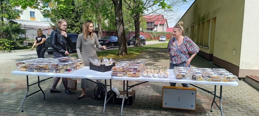Społeczność Przedszkola numer 1 w Jędrzejowie ze wsparciem dla Olafa Bolwińskiego. Zorganizowano zbiórkę oraz kiermasz ciast