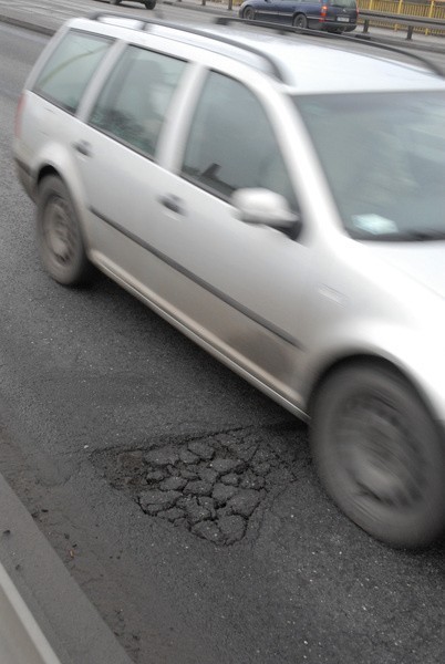 Dziury na moście Pomorskim pojawiają się co roku, a od remontu minęły dopiero cztery lata