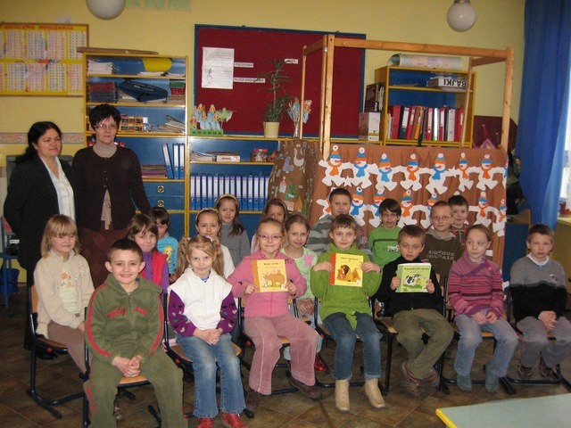 To dzieci z pierwszej klasy poznały wierszyki Jolanty Kasperkowaiak (na zdjęciu u góry pierwsza z lewej) zanim zostały one wydane. Nauczycielka czytała pierwszakom każdy fragment swoich książeczek.