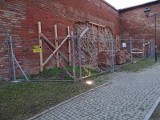 Średniowieczny mur obronny w Chełmnie sypnął się. Wracamy do pytania: co dalej? [zdjęcia]