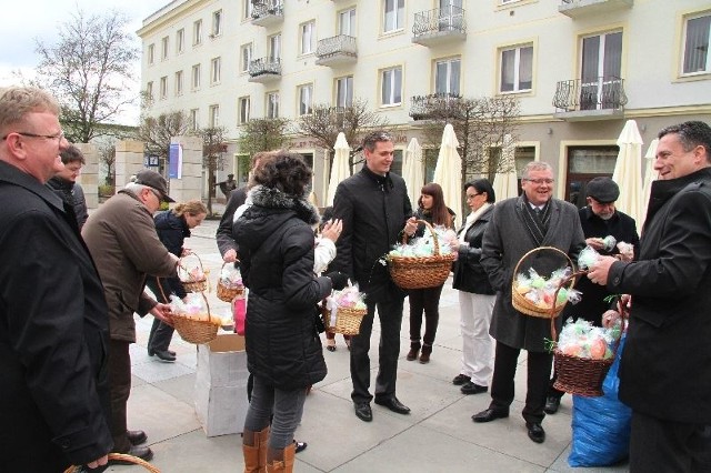 Członkowie PSL z życzeniami i dyngusowymi jajkami na placu Artystów w Kielcach.