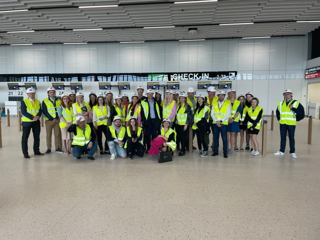 Agenci biura turystycznego Nekera wizytowali terminal lotniska w Radomiu jeszcze w trakcie budowy.