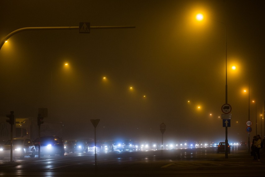 Poznań zatopiony w gęstej mgle. Zobacz zdjęcia -->