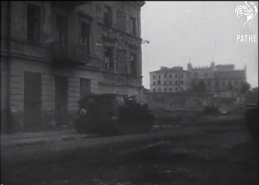 Widz trafia w środek  walki - radziecki czołg wyjechał z...