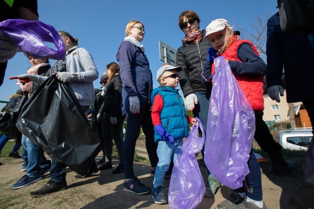 Mieszkańcy Fordonu postanowili wziąć sprawy w swoje ręce i posprzątać zaniedbane tereny nad Wisłą. W sobotę o godz. 10 kilkadziesiąt osób spotkało się przy wale przeciwpowodziowym, by go posprzątać. Zobaczcie naszą fotorelację!