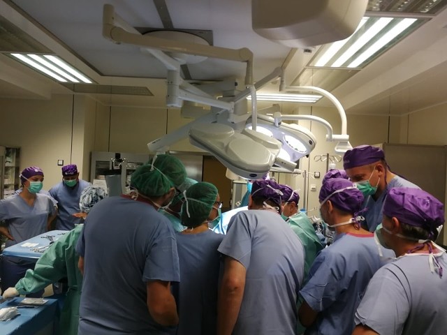 W czwartek, 26 sierpnia w słupskim szpitalu odbędą się warsztaty chirurgii onkologicznej pod tytułem: „Innowacje w chirurgii piersi”. Lekarze sięgną po dwa nowe rozwiązania dedykowane pacjentom onkologicznym z nowotworem piersi. Chcą pokazać jak może wyglądać nowoczesna chirurgia piersi.