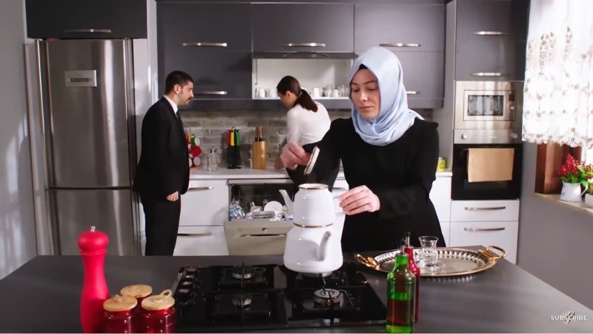 "Przysięga" odcinek 54. Reyhan przyjmuje prezent od Hikmeta. Emir zaczyna swoją grę wobec żony [STRESZCZENIE ODCINKA]